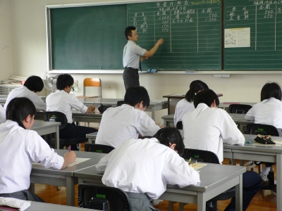 諏訪実業高校 総合ビジネスの体験学習をする中学生